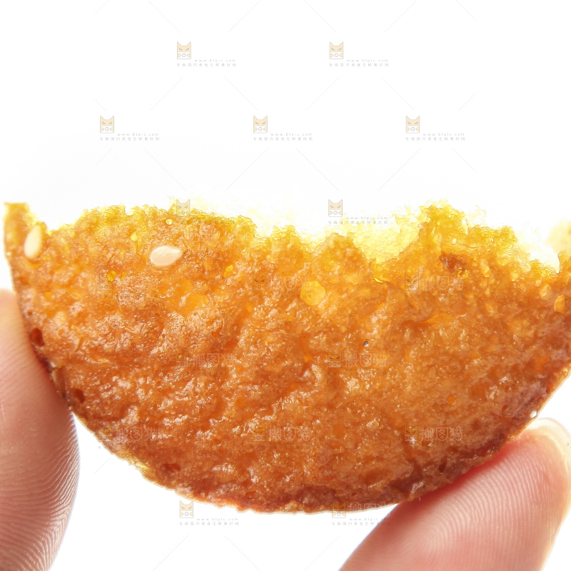 手里拿着鸡蛋糕
