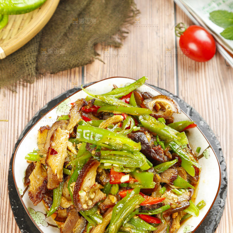 盘子里装着青椒炒肉