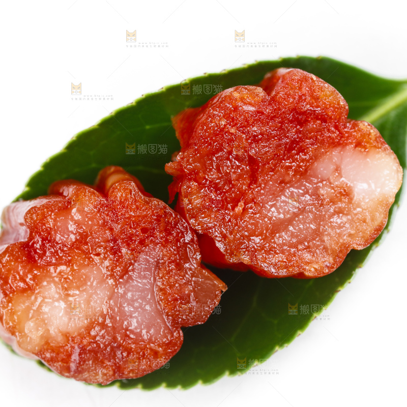 绿叶上放着切块的小香肠
