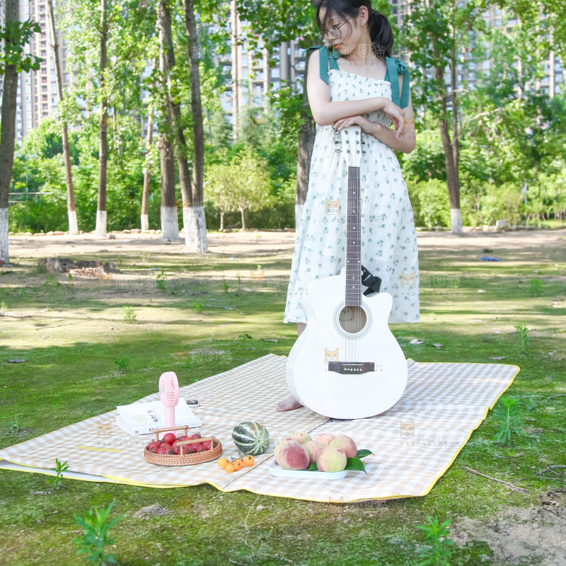 女孩手里拿着吉他