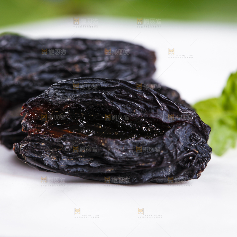 白底上放着黑加仑葡萄干