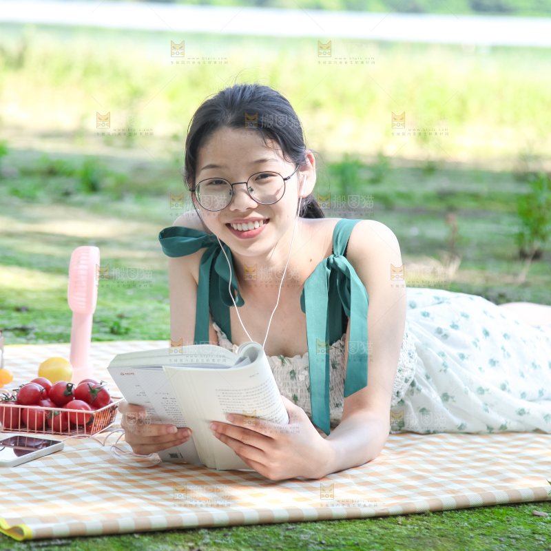女孩子正在看书