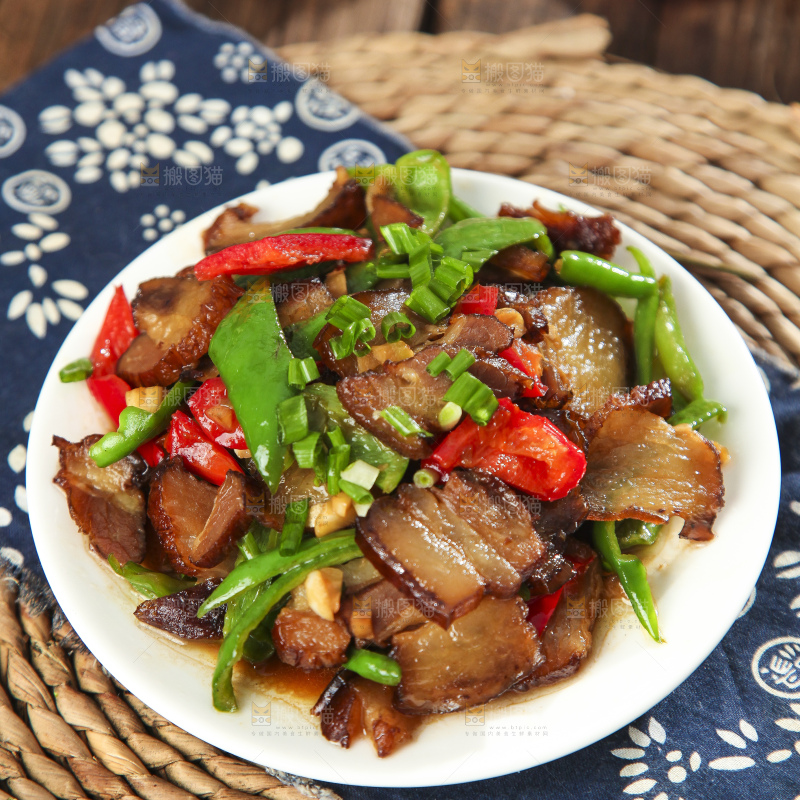 盘子里装着辣椒炒肉