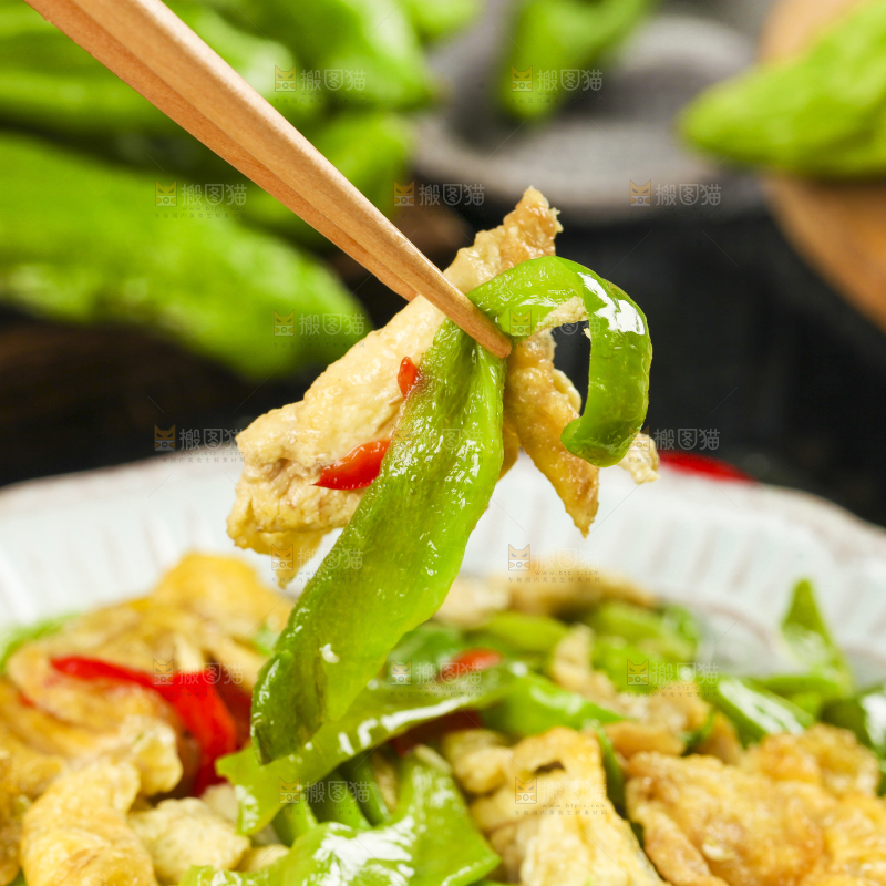 盘子里装着青椒炒鸡蛋