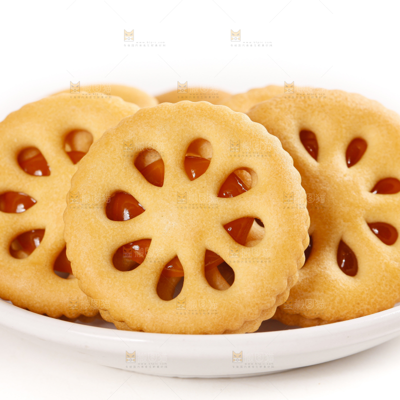 盘子里放着夹心饼干