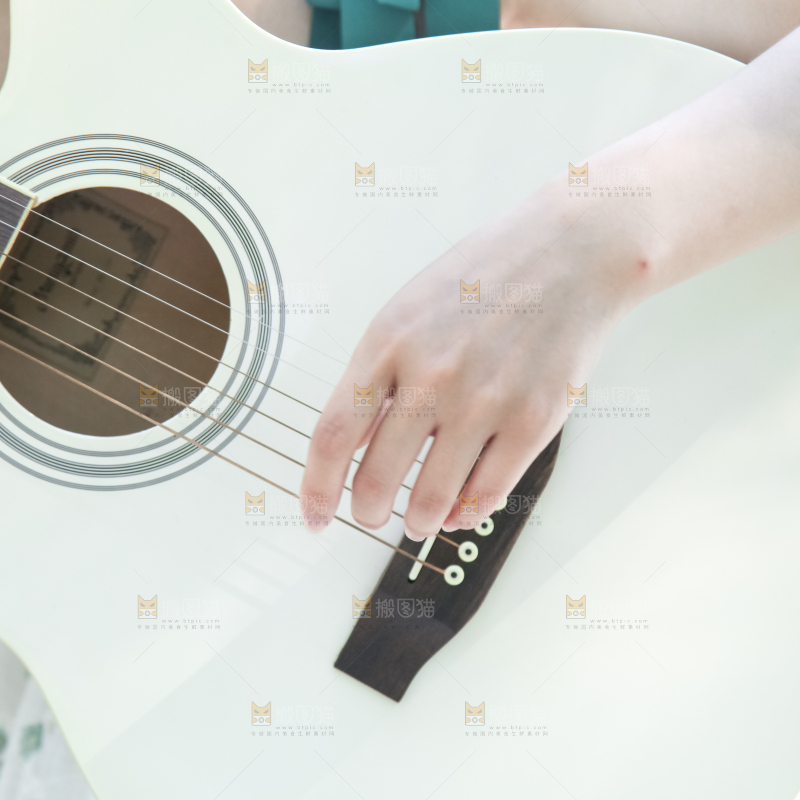 女孩正在弹吉他