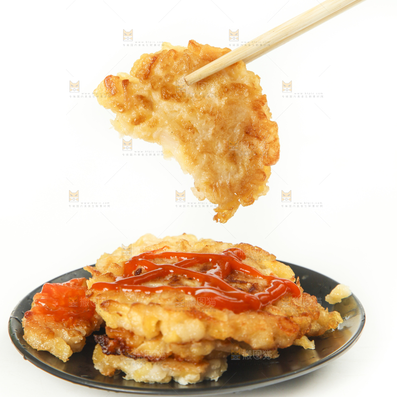 碟子里装着煎土豆饼