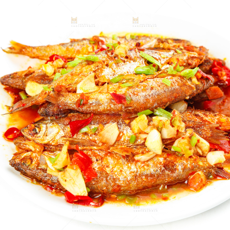 盘子里装着香煎小刁鱼