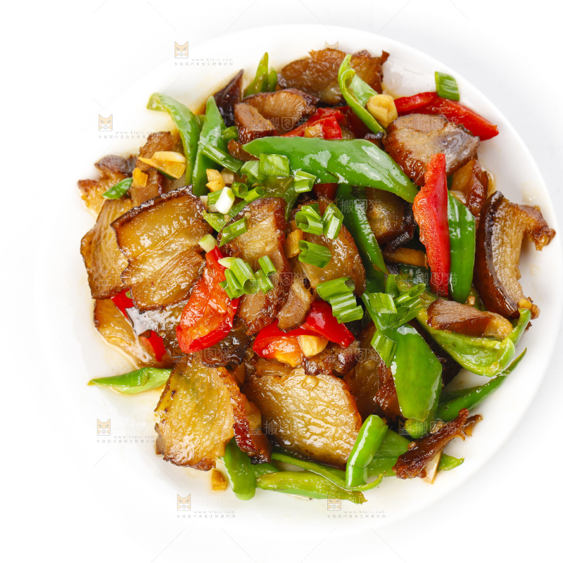盘子里装着辣椒炒肉