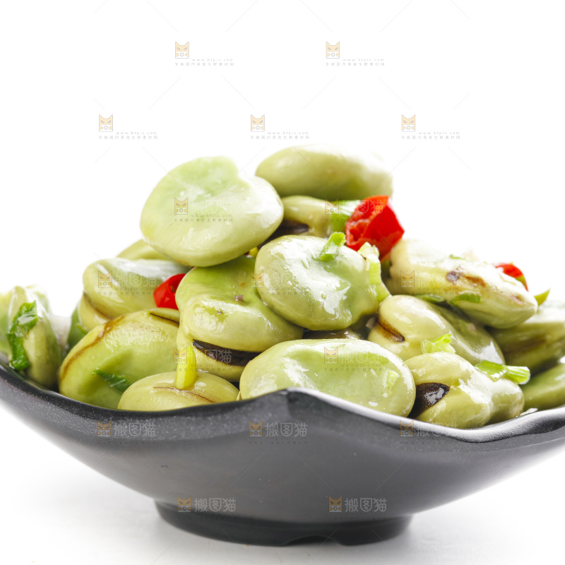 盘子里装着葱油蚕豆
