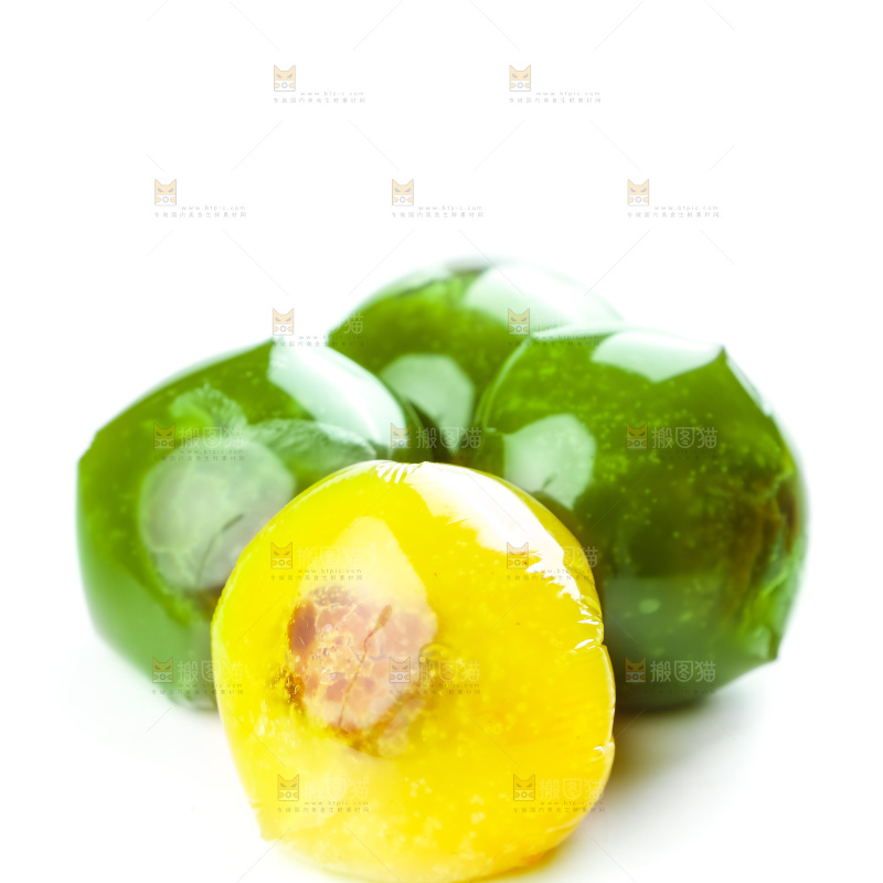 白底上放着艾草团