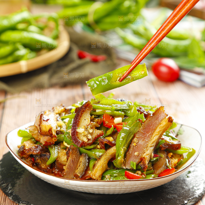 盘子里装着青椒炒肉