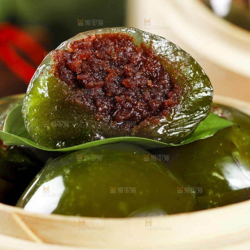 蒸笼里放着艾草青团