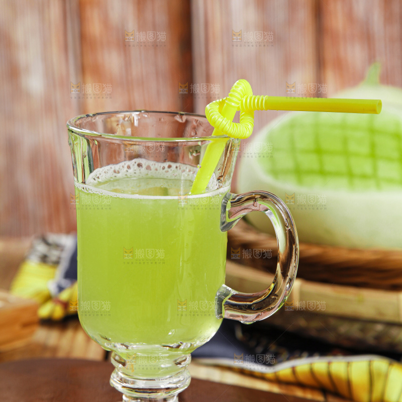 杯子里装着玉菇甜瓜榨的果汁