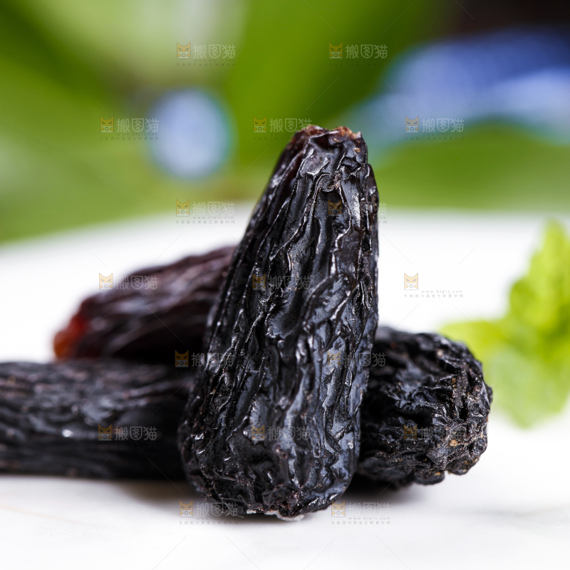 白底上放着新疆葡萄干