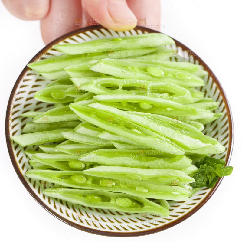 盘子里放着扁豆
