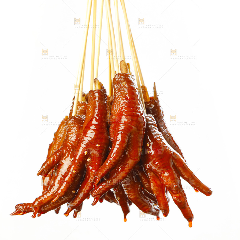 竹签上穿着酱香鸡爪