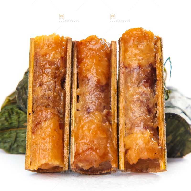 白底上放着竹筒肉粽