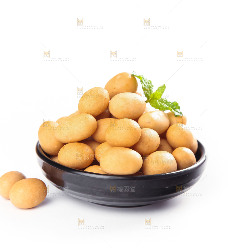 盘里装着鱼皮花生豆