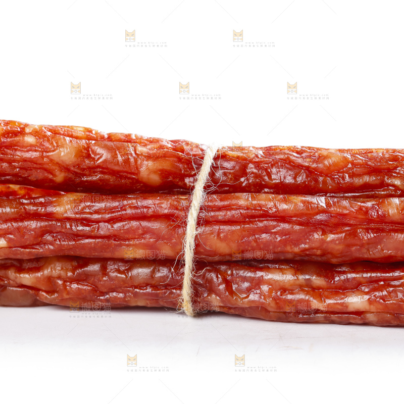 白底上摆放着腊肠