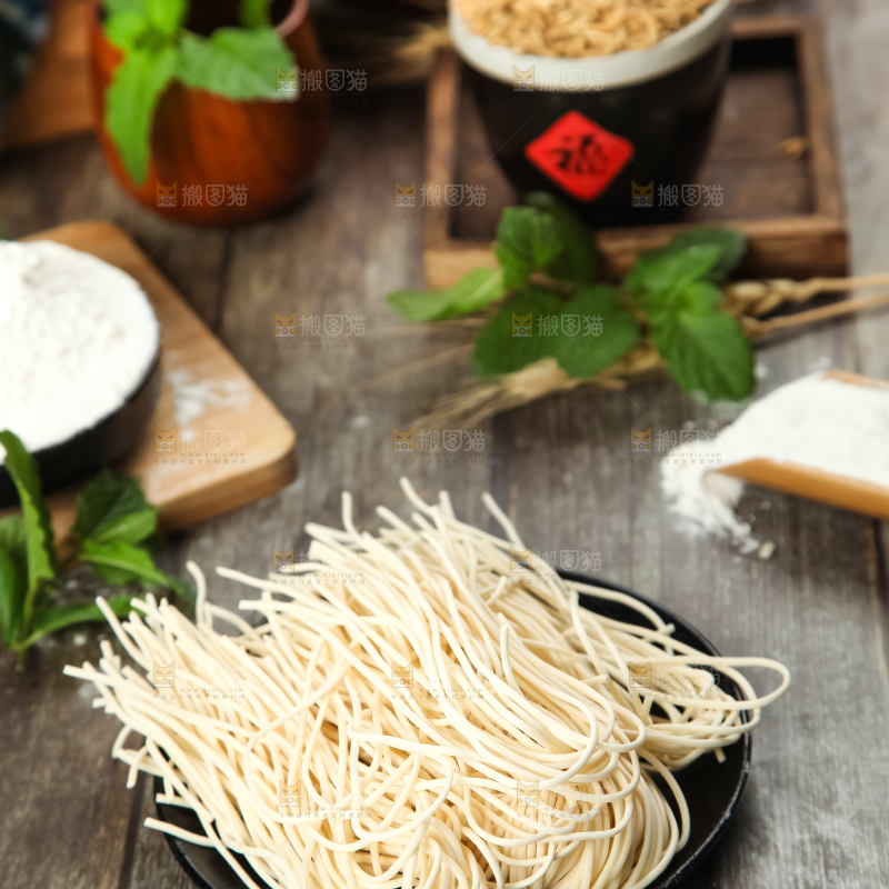 木板上放着一盘手工面条