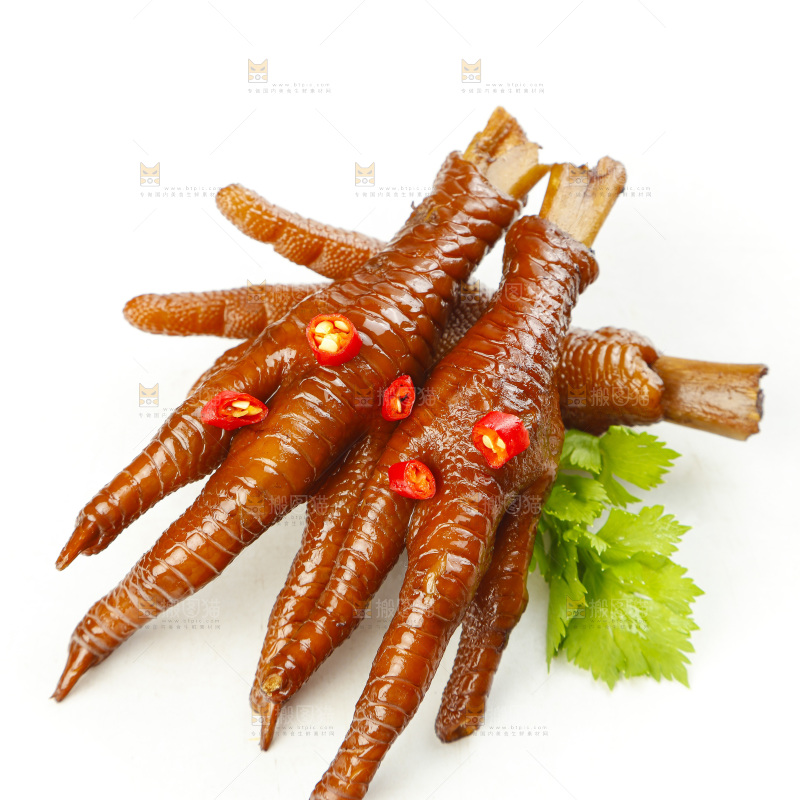 白底上摆放着麻辣鸡爪