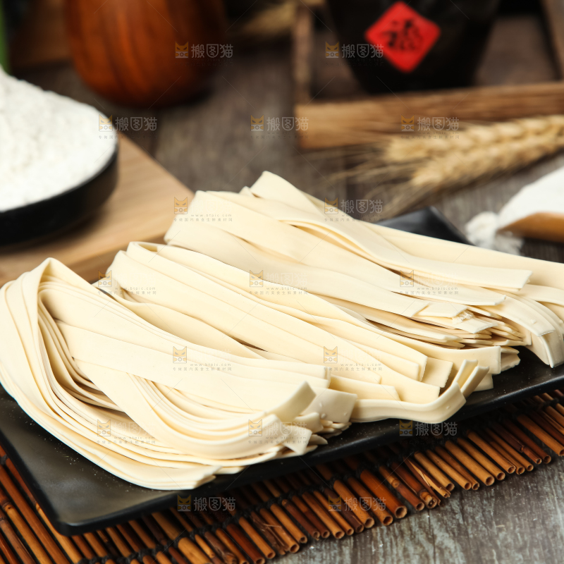 盘子里装着宽面条