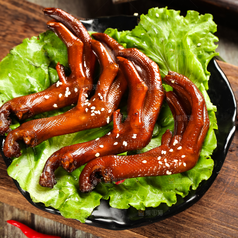木板上放着一盘卤鸭掌