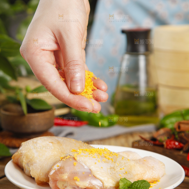 木板上裹着面包糠的鸡腿