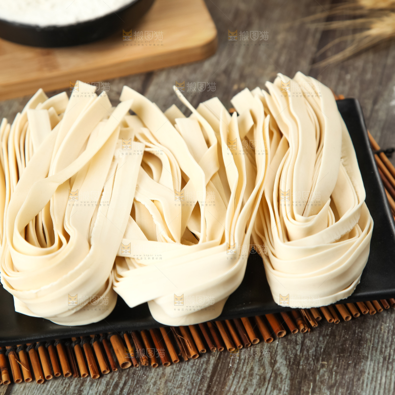 盘子里装着宽面条