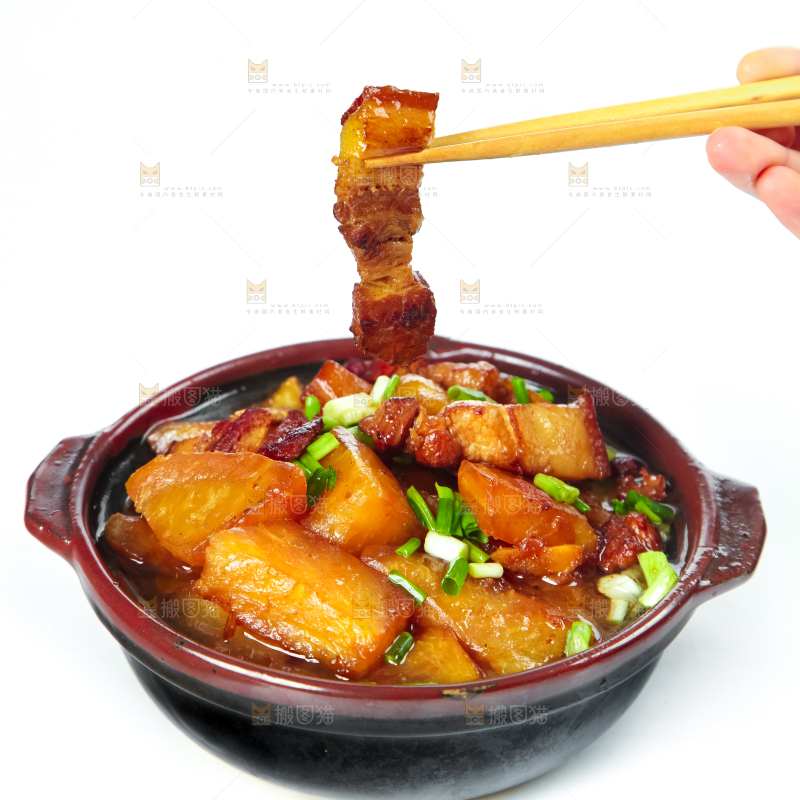 碟子里装着萝卜烧肉