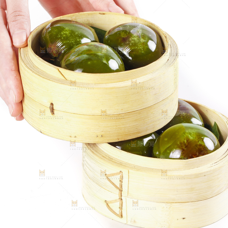 蒸笼里放着艾草青团
