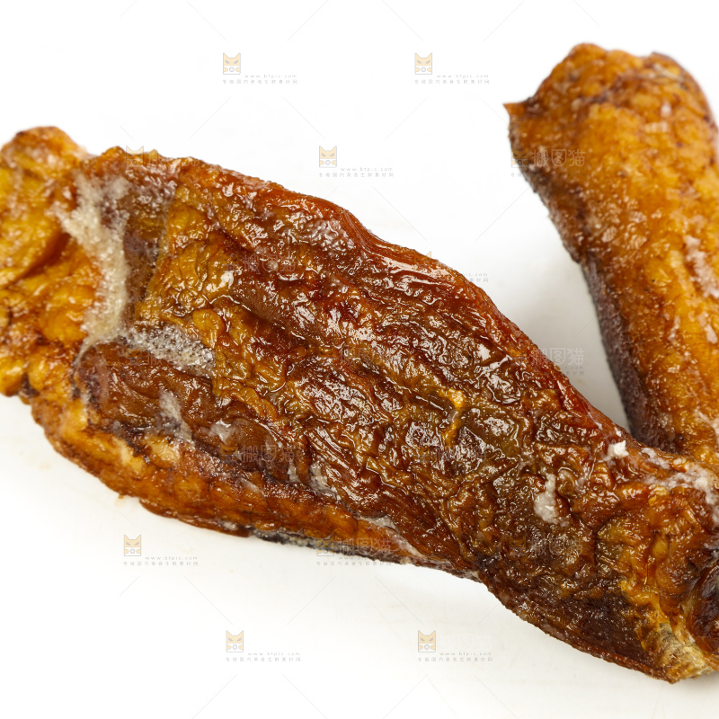 白底上摆放着柴火腊肉