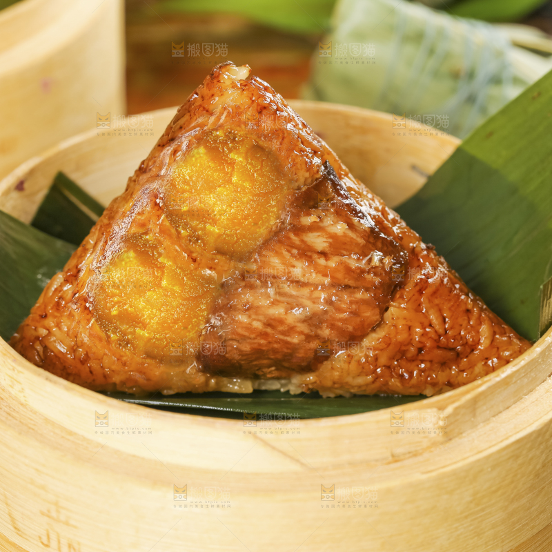 蒸笼里放着肉粽子