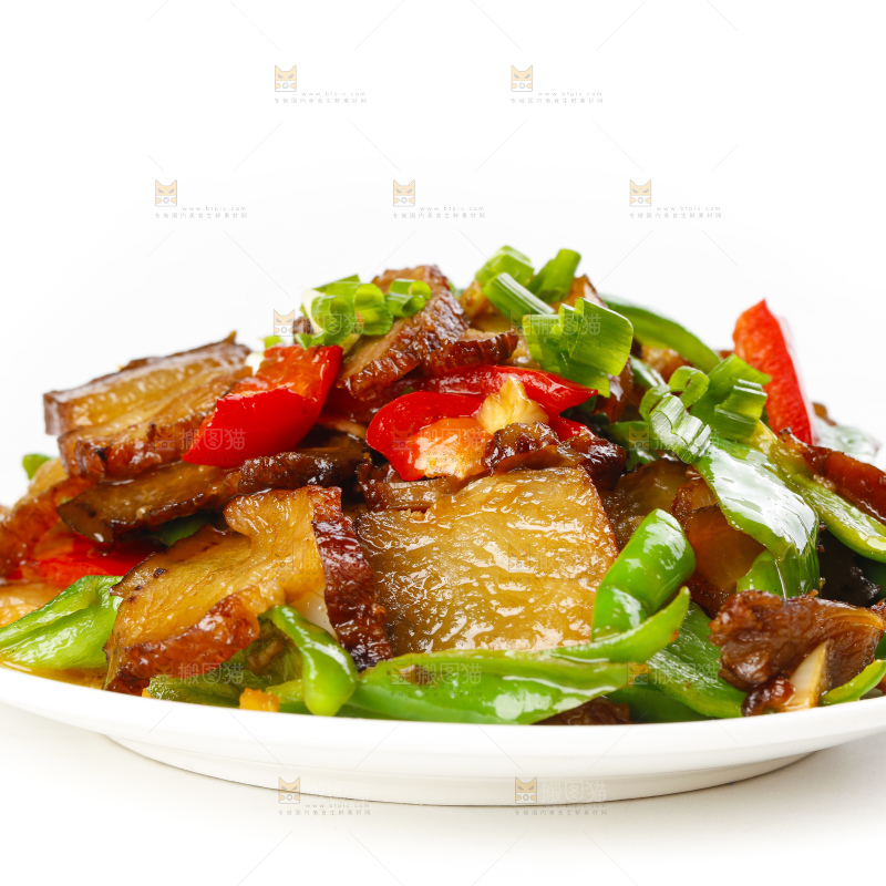 盘子里装着辣椒炒肉
