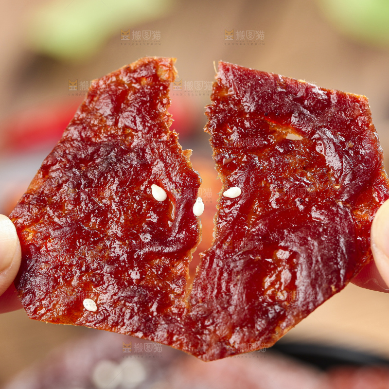 手里拿着肉脯