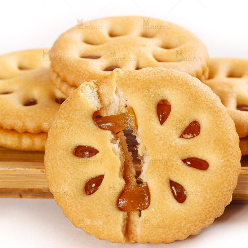 白底上放着夹心饼干