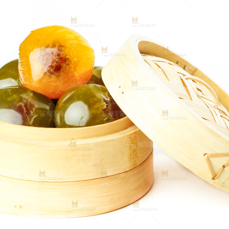 蒸第里放着彩色青团