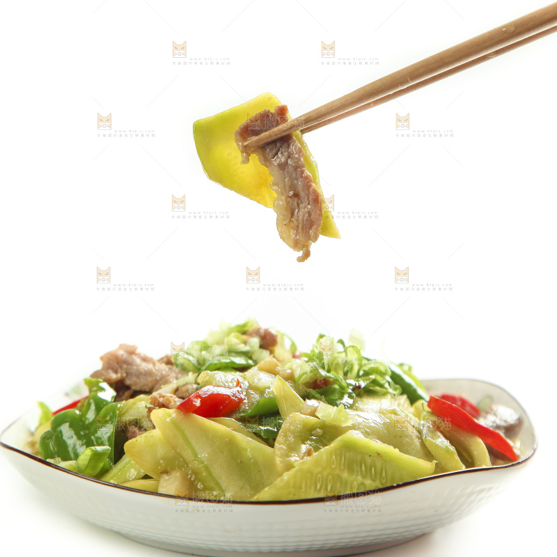 盘子里装着黄瓜炒肉
