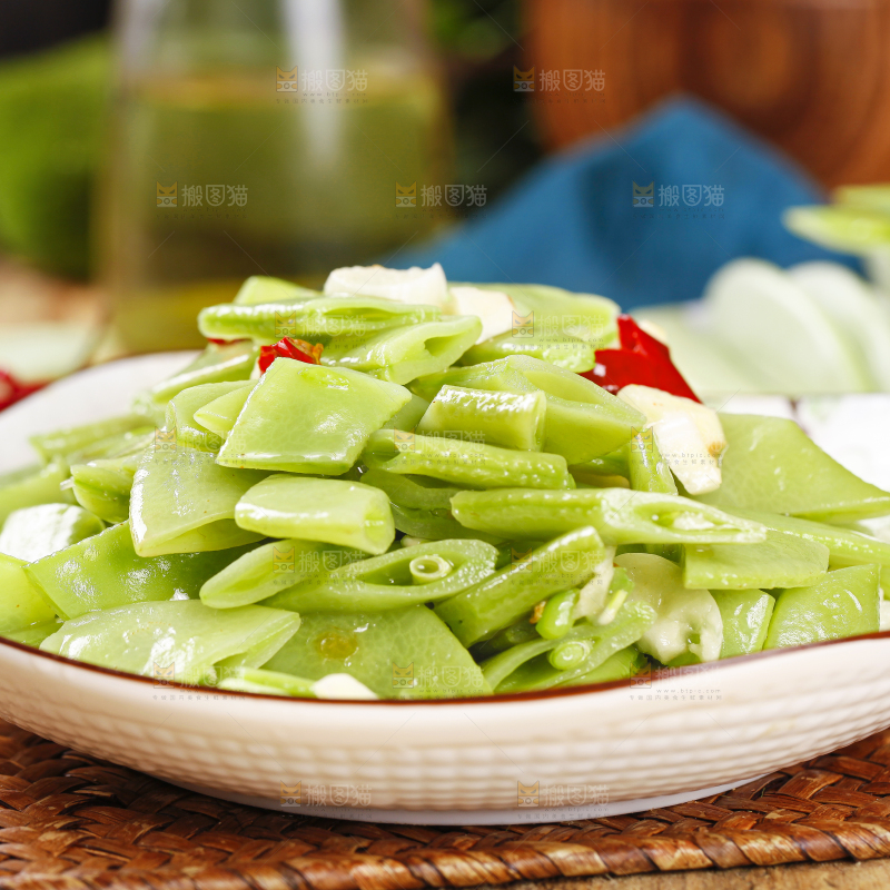盘子里装着炒扁豆