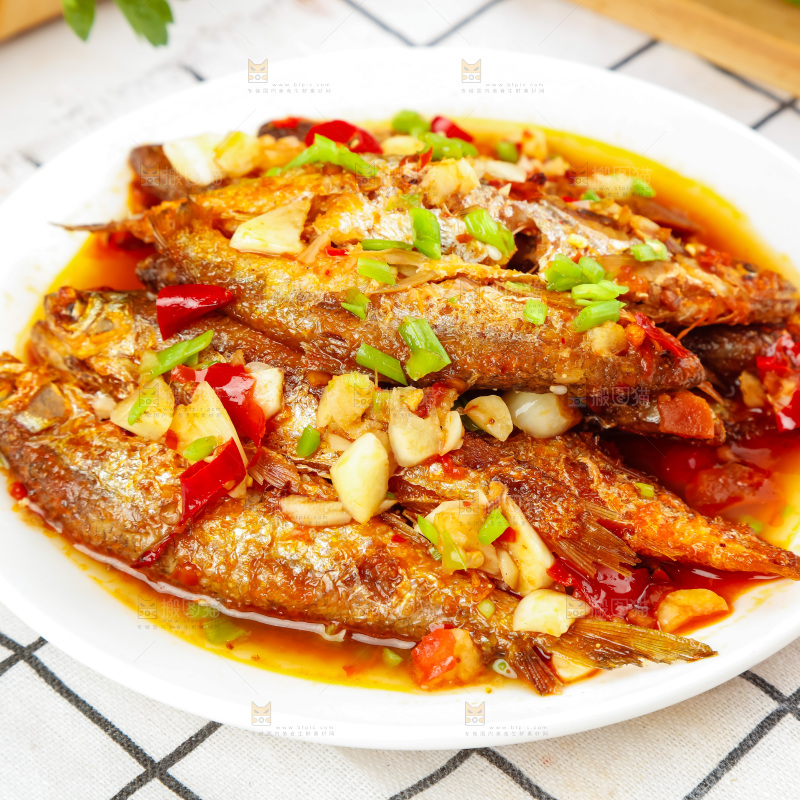 盘子里装着香煎小刁鱼