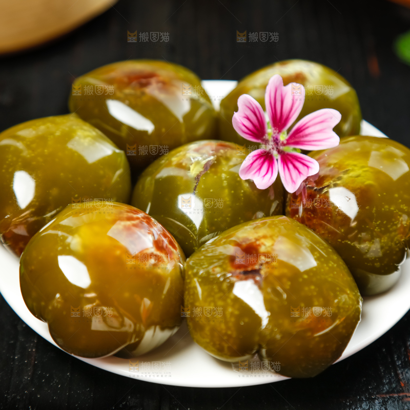 碟子里装着艾草青团