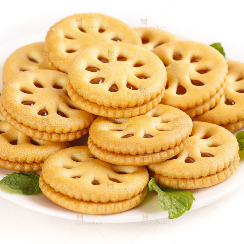 盘子里装着夹心饼干