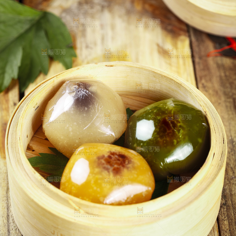 蒸笼里放着艾草青团