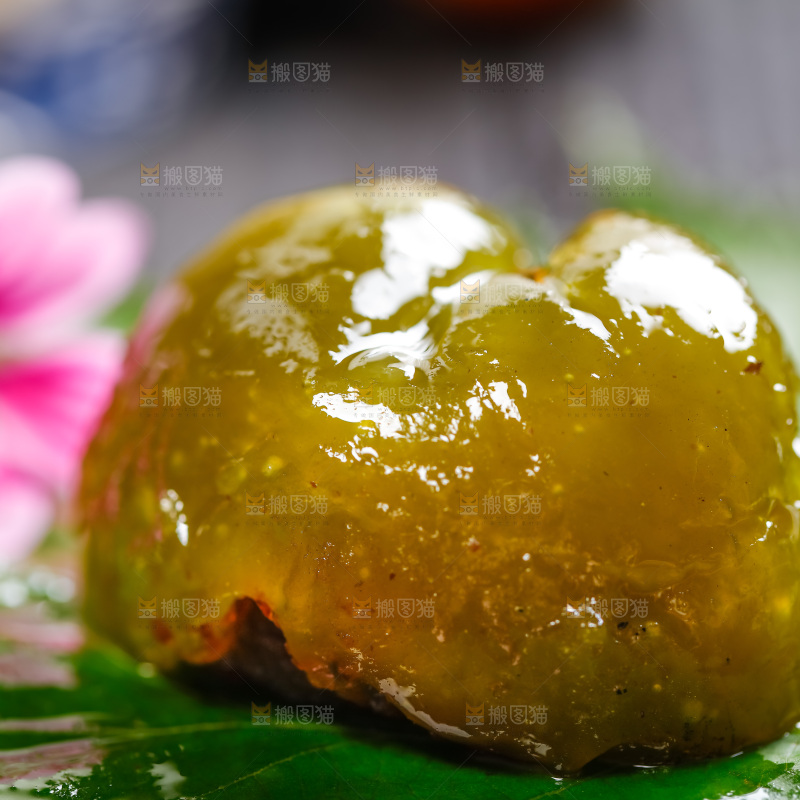 绿叶上放着艾草团