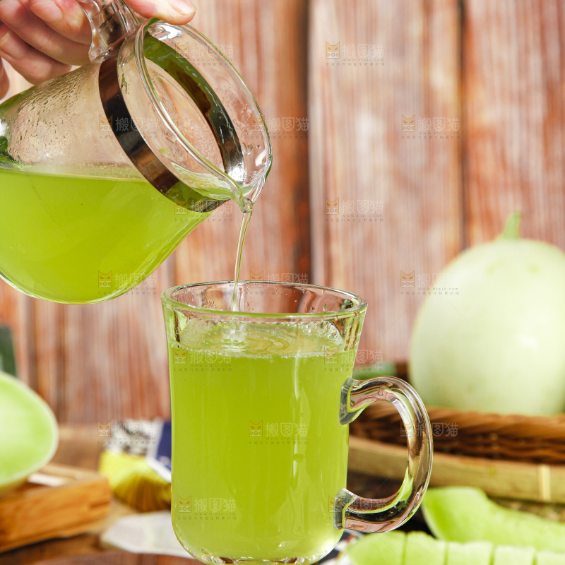 杯子里装着玉菇甜瓜榨的果汁