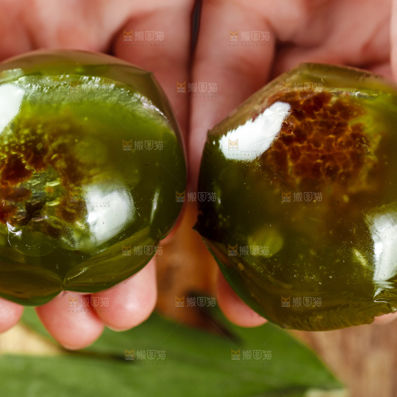 手里拿着艾草青团