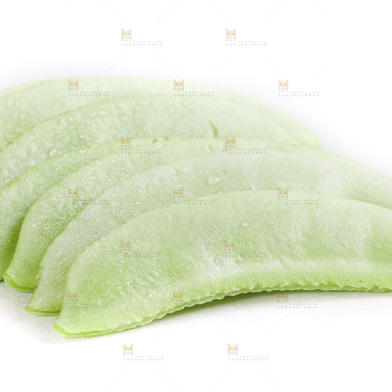 白底上放着扁豆