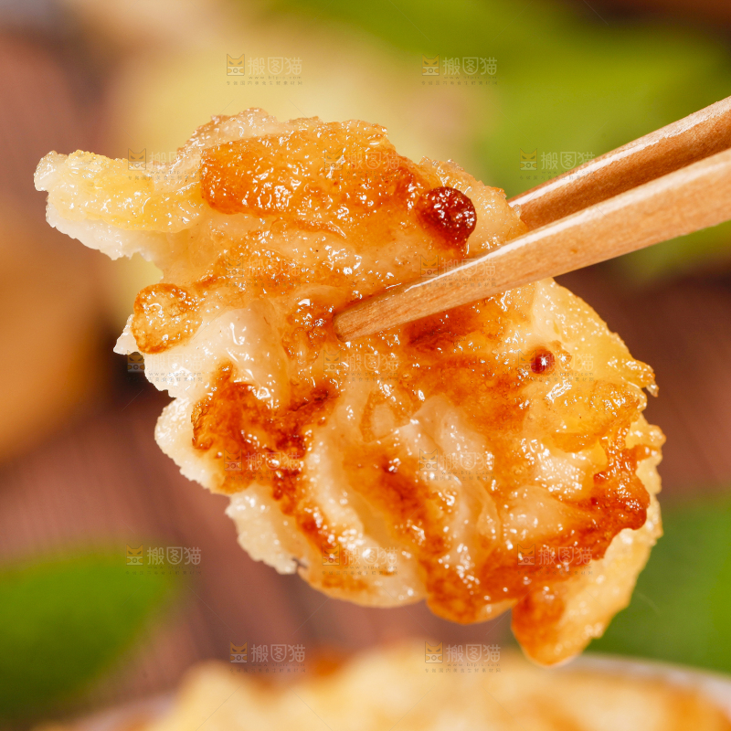 筷子夹着土豆饼