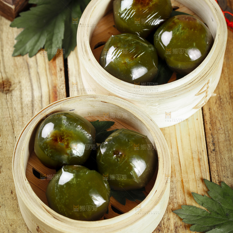蒸笼里放着艾草青团